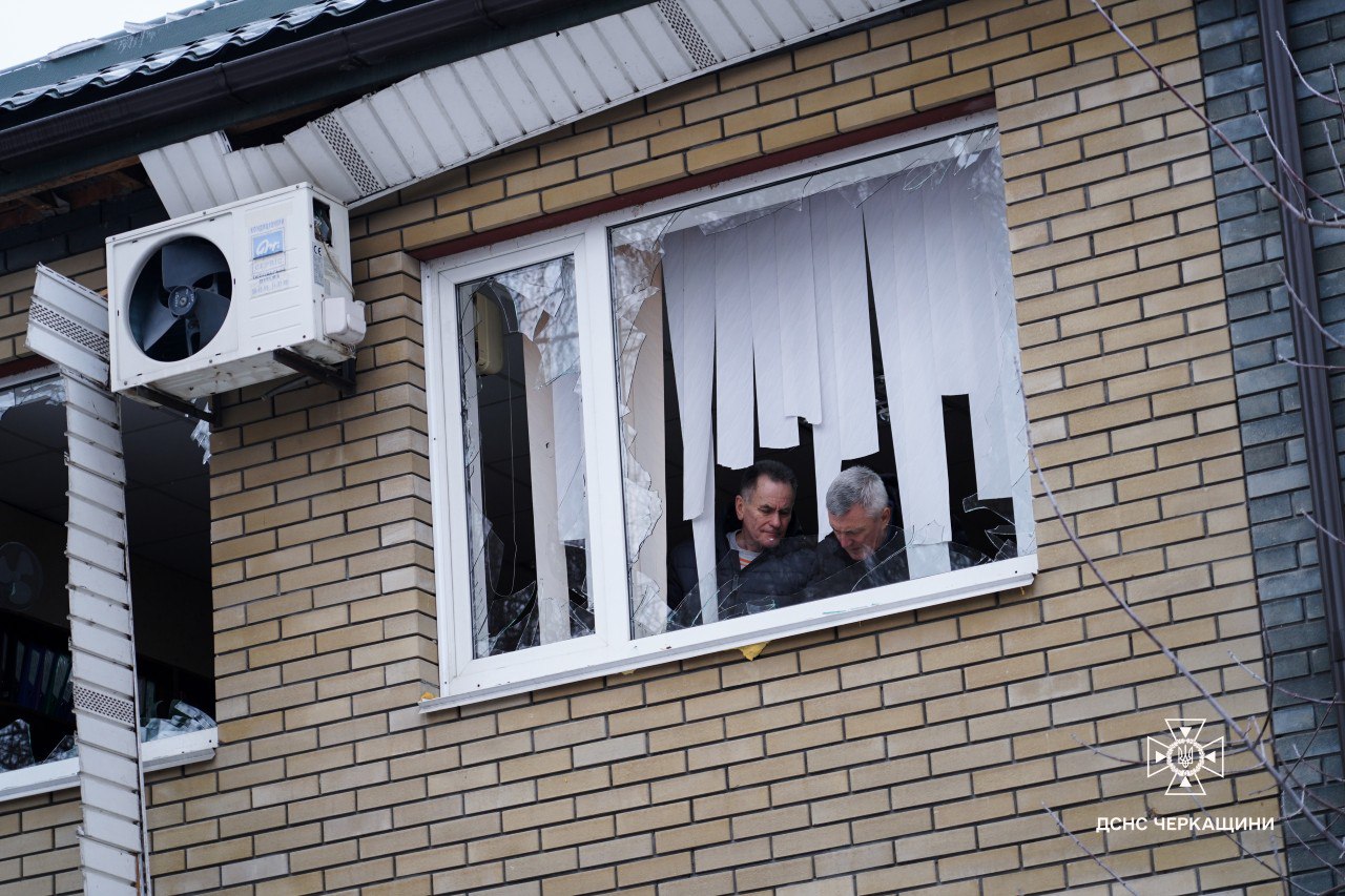 Російські дрони атакували Черкаси. Рятувальники показали фото - фото 5