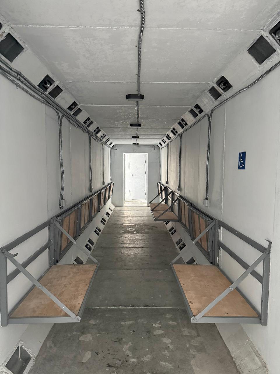 Лютий холод та нема світла під час знеструмлень: депутатка побувала в одному з модульних укриттів Києва