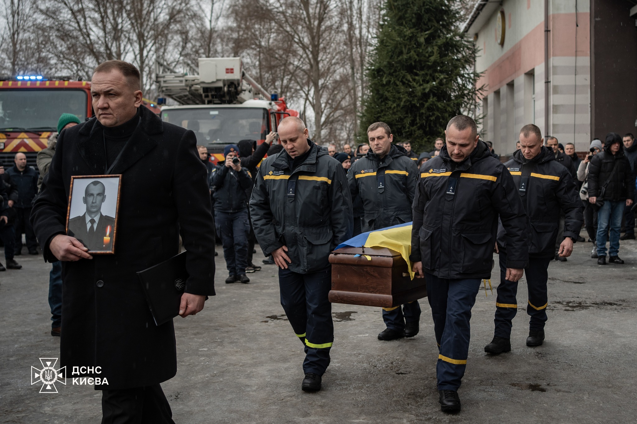 У київському гарнізоні провели в останню путь пожежного-рятувальника Олександра Зіброва - фото 2