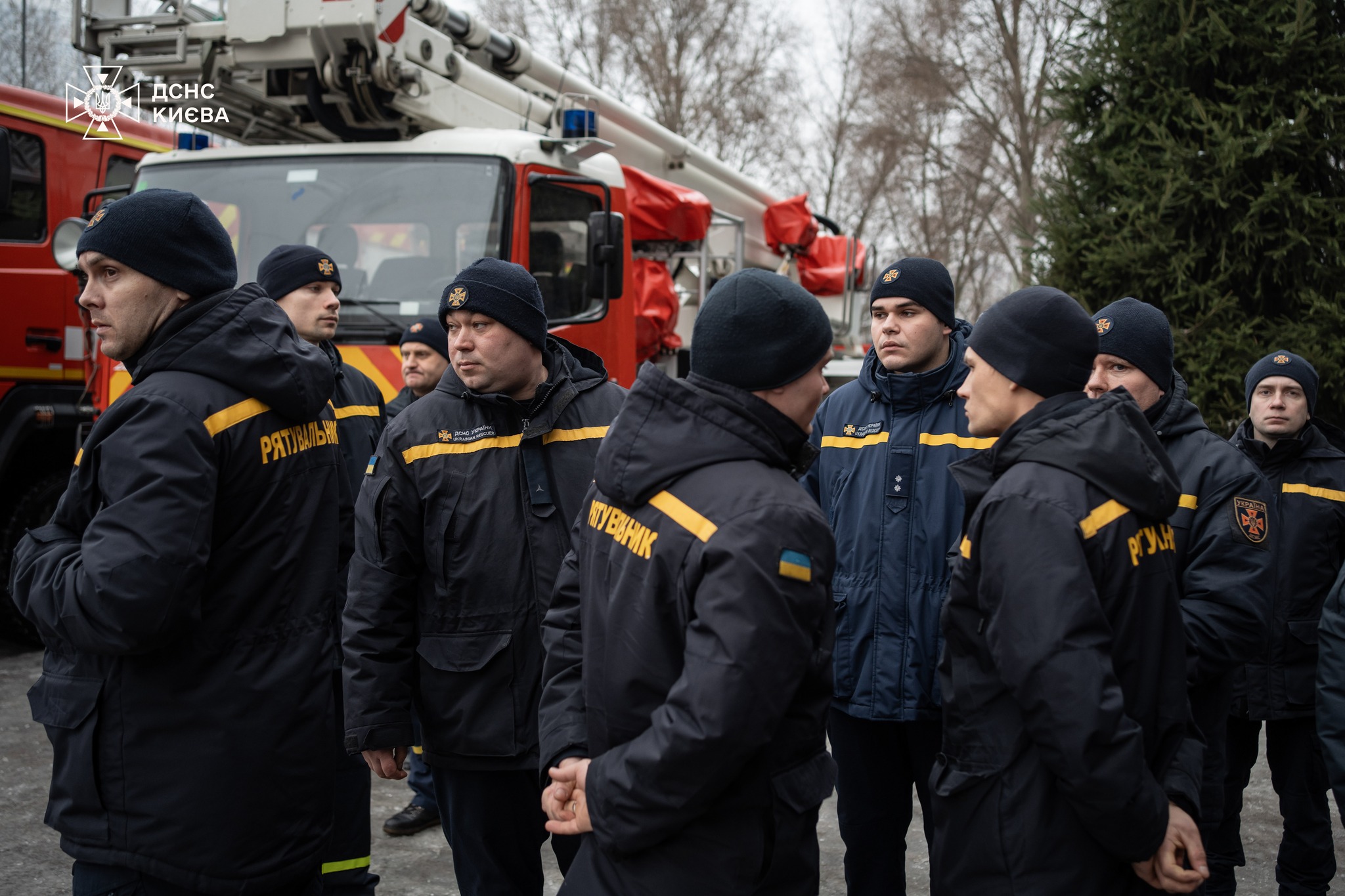 У київському гарнізоні провели в останню путь пожежного-рятувальника Олександра Зіброва - фото 8