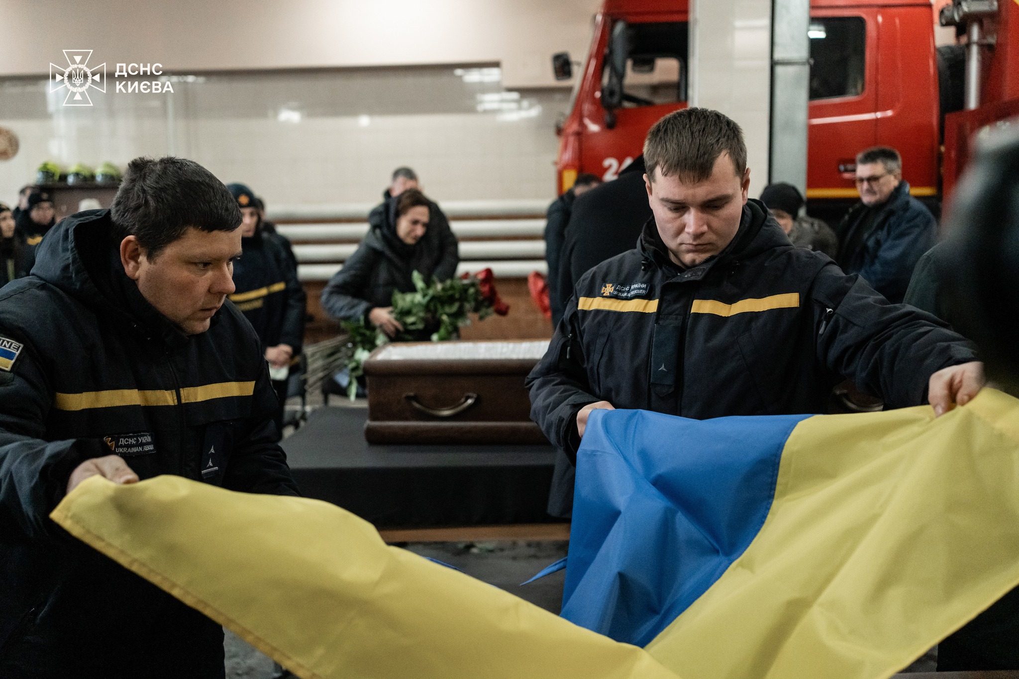 У київському гарнізоні провели в останню путь пожежного-рятувальника Олександра Зіброва - фото 5