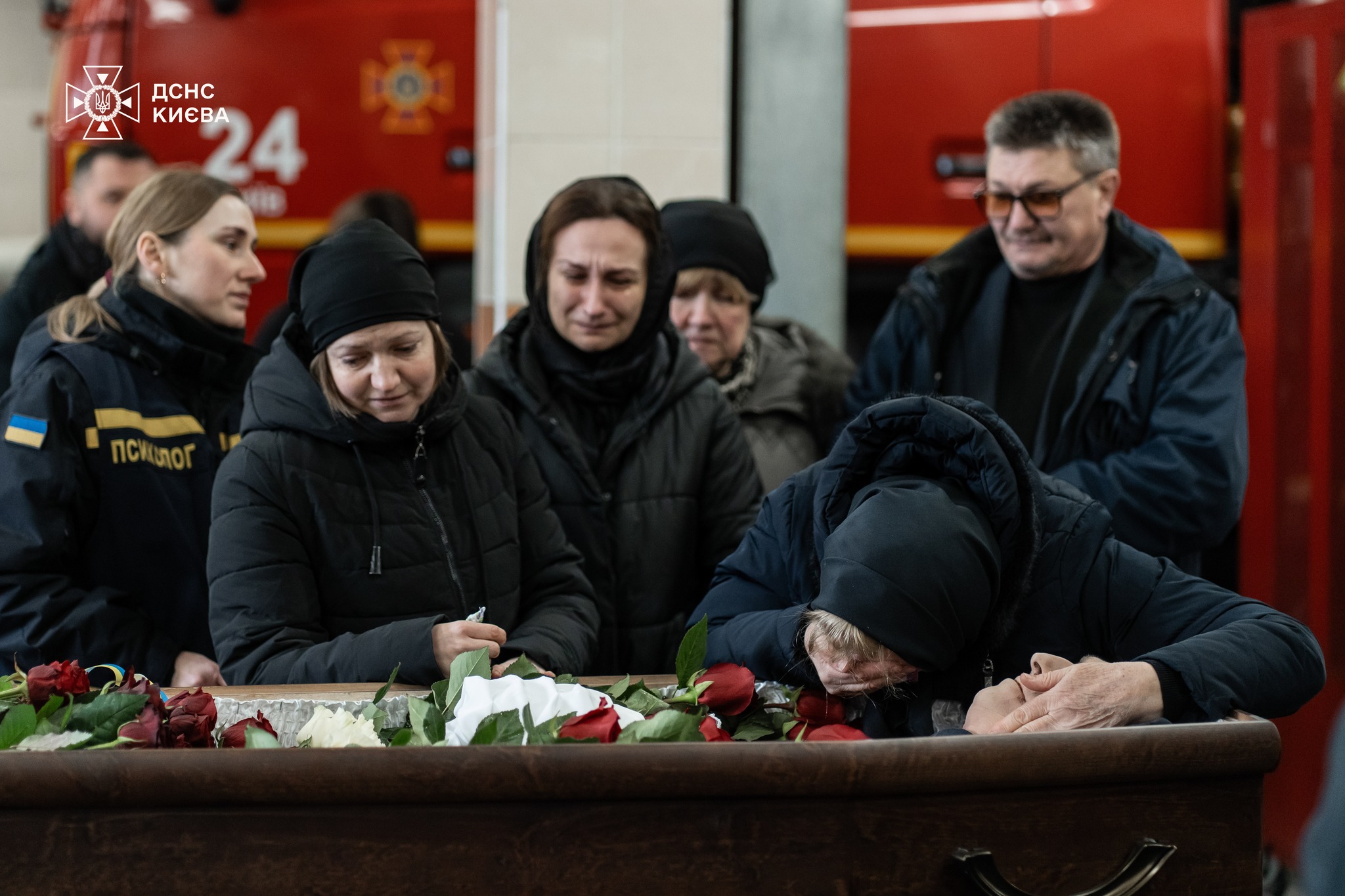 У київському гарнізоні провели в останню путь пожежного-рятувальника Олександра Зіброва - фото 4