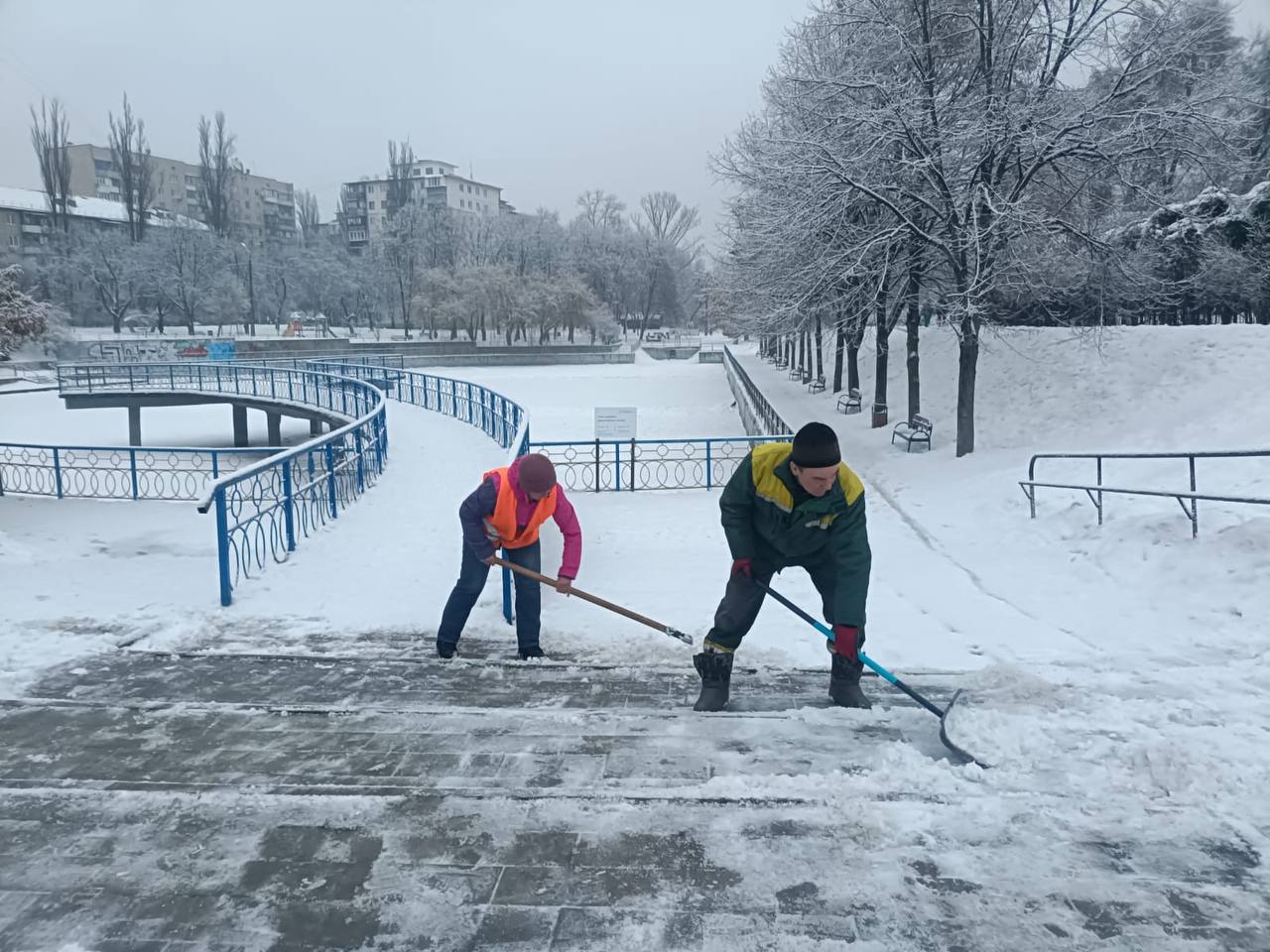 У Києві триває протиожеледна обробка та розчищення доріг і тротуарів від снігу