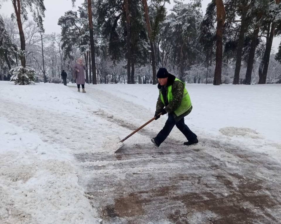 У Києві триває протиожеледна обробка та розчищення доріг і тротуарів від снігу - фото 2