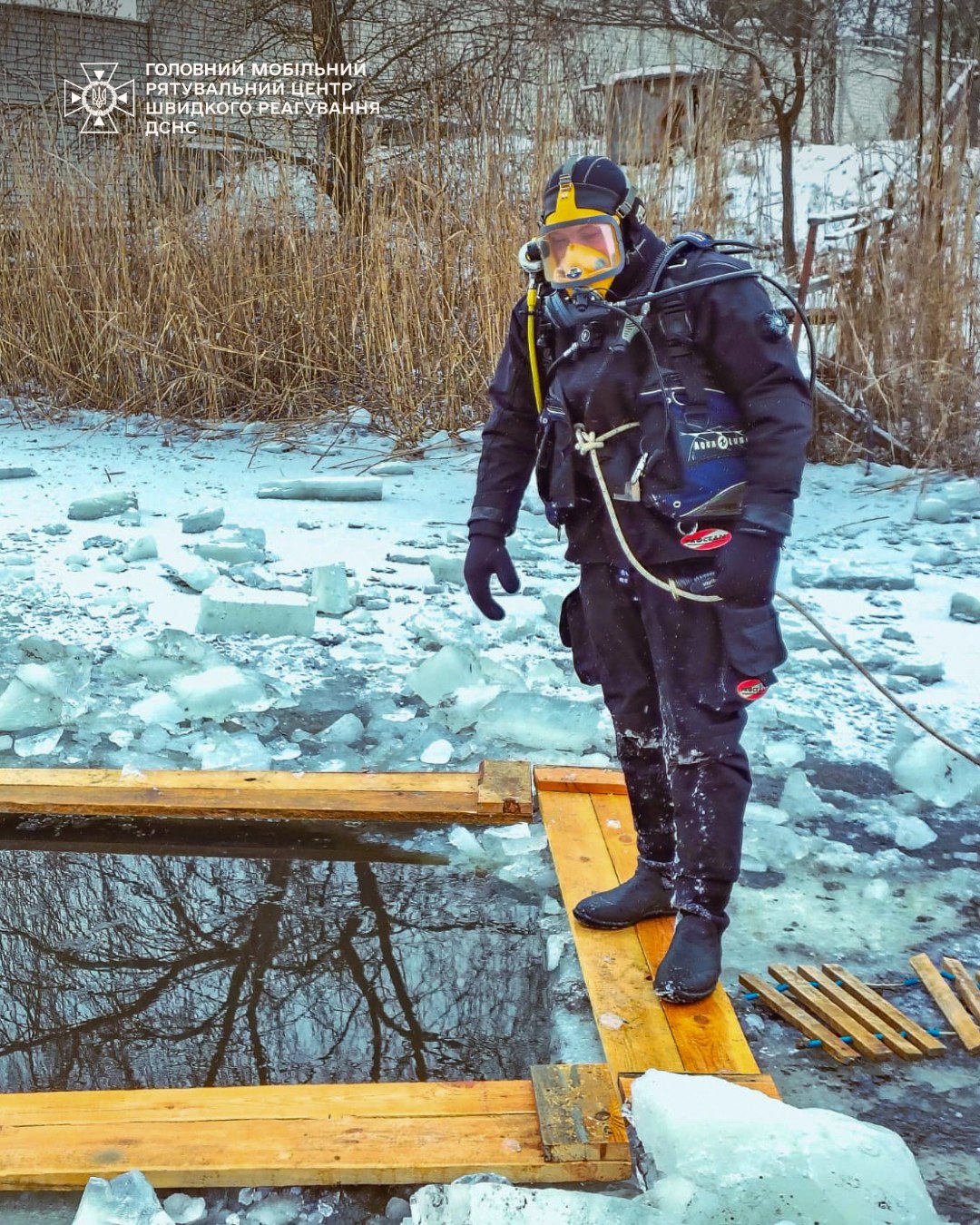 На Київщині з озера, куди впав російський БпЛА, дістали вибухонебезпечний предмет - фото 4