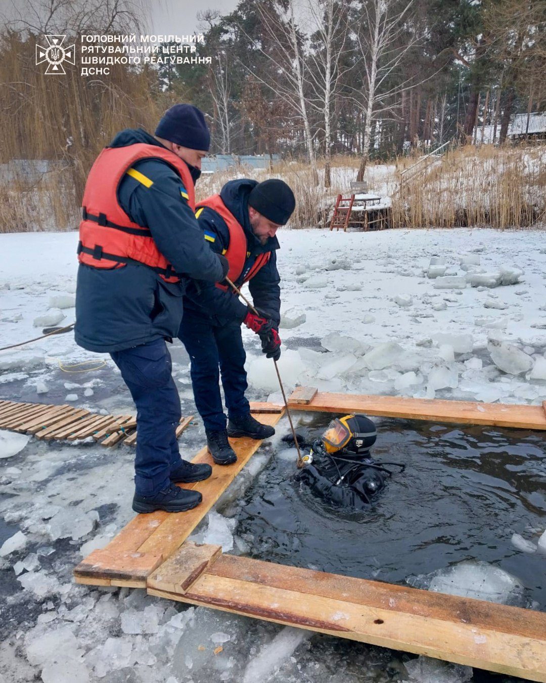 На Київщині з озера, куди впав російський БпЛА, дістали вибухонебезпечний предмет - фото 2