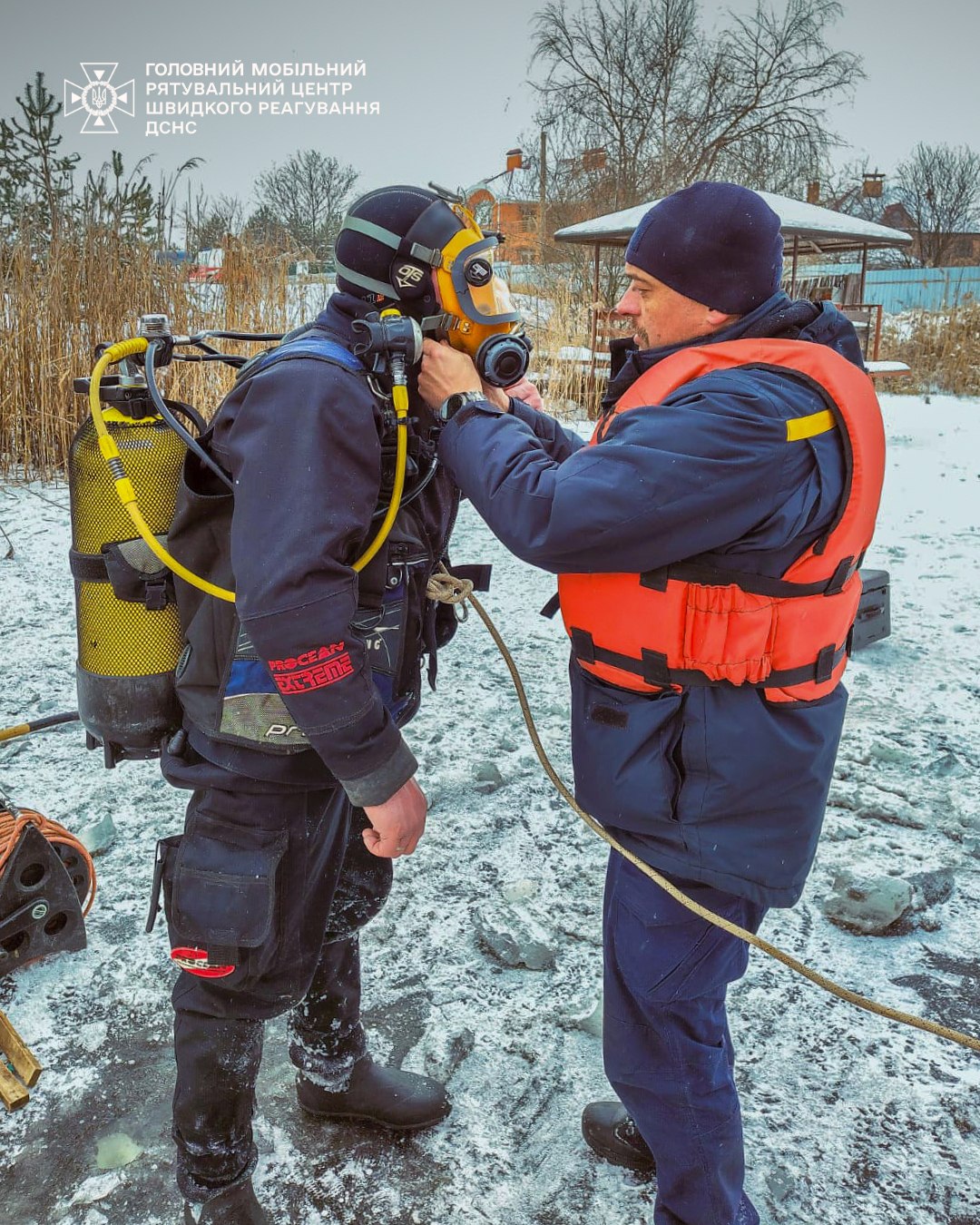 На Київщині з озера, куди впав російський БпЛА, дістали вибухонебезпечний предмет - фото 5