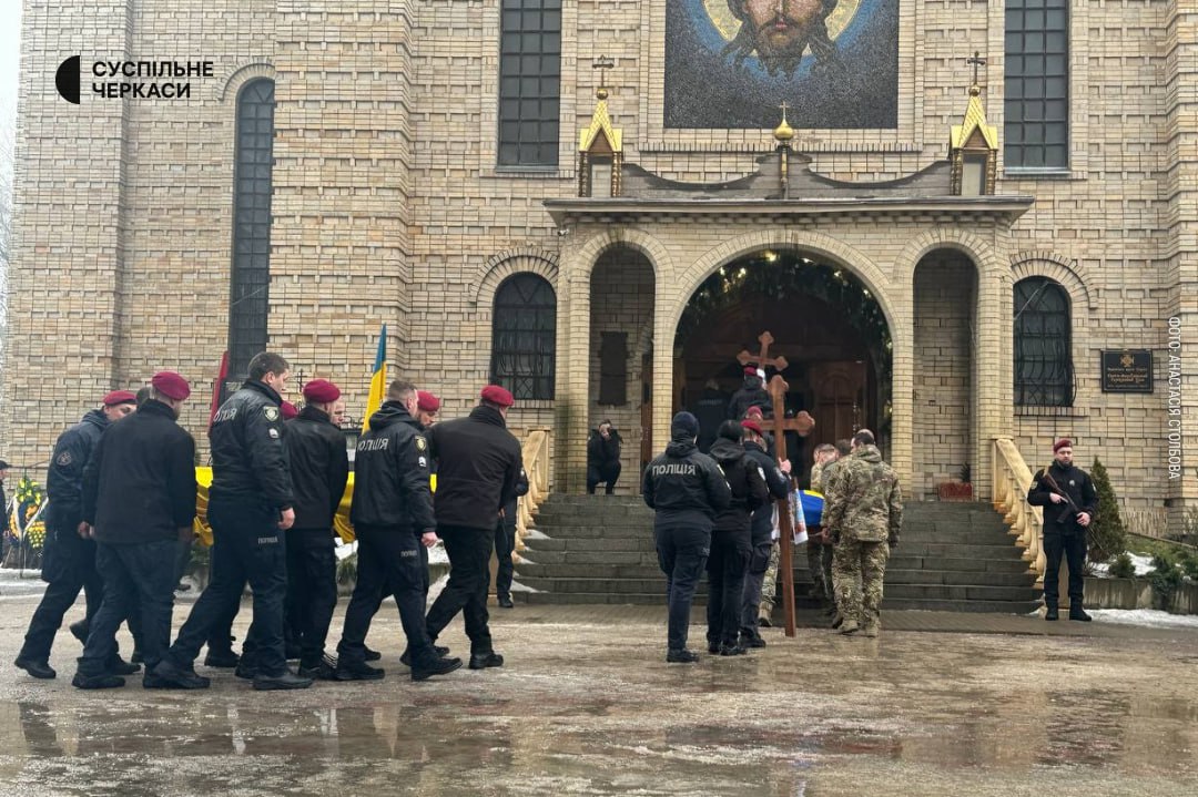 Черкаси прощаються із 4 поліцейськими, яких вбив злочинець під час затримання - фото 2