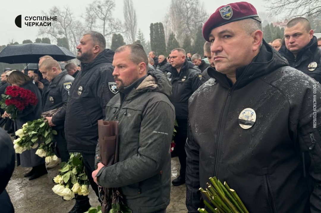Черкаси прощаються із 4 поліцейськими, яких вбив злочинець під час затримання - фото 4