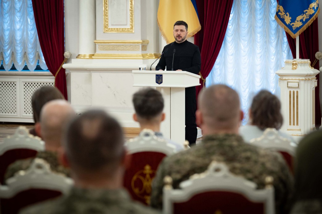 Зеленський відзначив орденами «Золота Зірка» Героїв України та передав нагороди рідним загиблих, а також вручив відзнаки воїнам