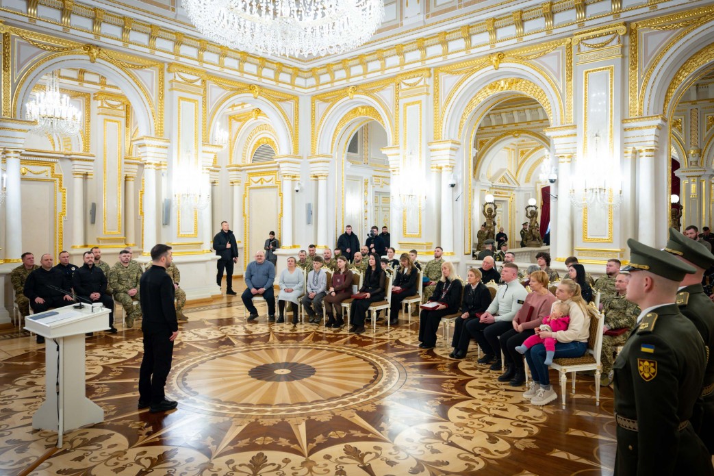 Зеленський відзначив орденами «Золота Зірка» Героїв України та передав нагороди рідним загиблих, а також вручив відзнаки воїнам - фото 2