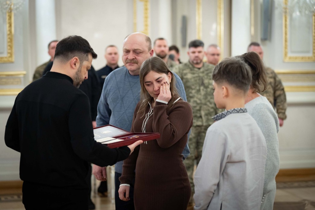 Зеленський відзначив орденами «Золота Зірка» Героїв України та передав нагороди рідним загиблих, а також вручив відзнаки воїнам - фото 3