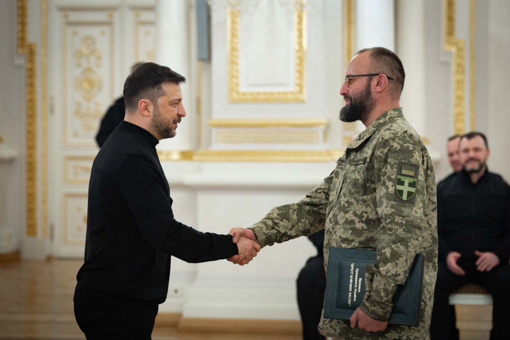 Зеленський відзначив орденами «Золота Зірка» Героїв України та передав нагороди рідним загиблих, а також вручив відзнаки воїнам - фото 5