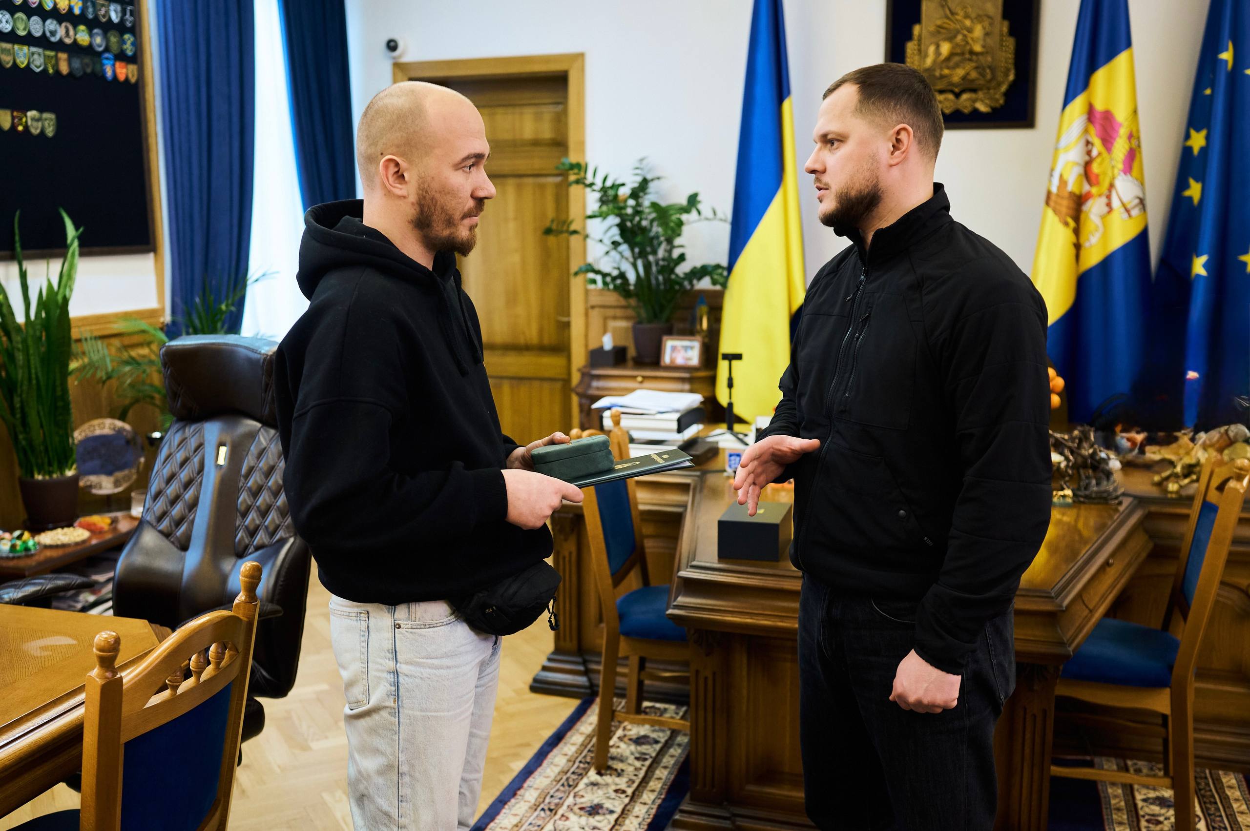 Воєнкору, який врятував дитину під час обстрілу РФ на Київщині, вручили відзнаку