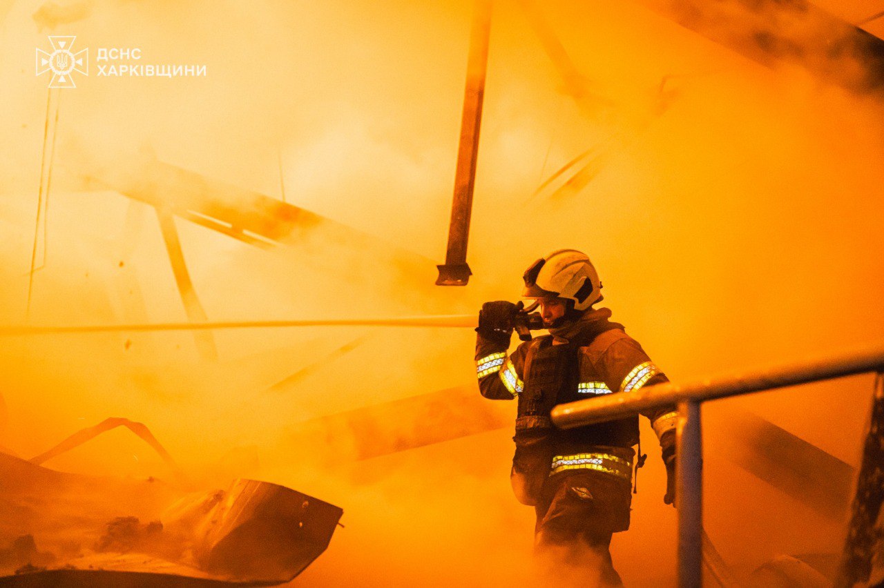 Пожежа на 5000 кв.м. виникла у передмісті Харкова внаслідок обстрілу