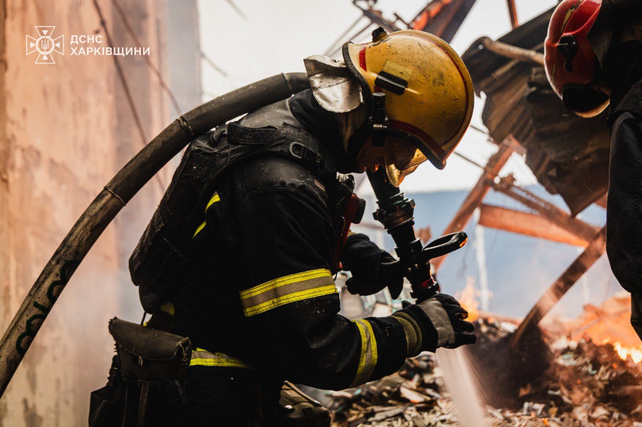 Пожежа на 5000 кв.м. виникла у передмісті Харкова внаслідок обстрілу - фото 2