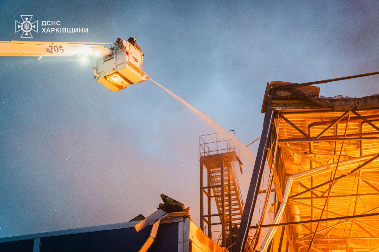 Пожежа на 5000 кв.м. виникла у передмісті Харкова внаслідок обстрілу - фото 3