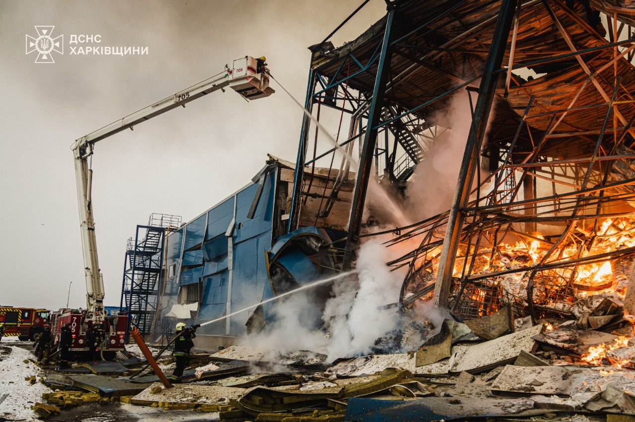 Пожежа на 5000 кв.м. виникла у передмісті Харкова внаслідок обстрілу - фото 4