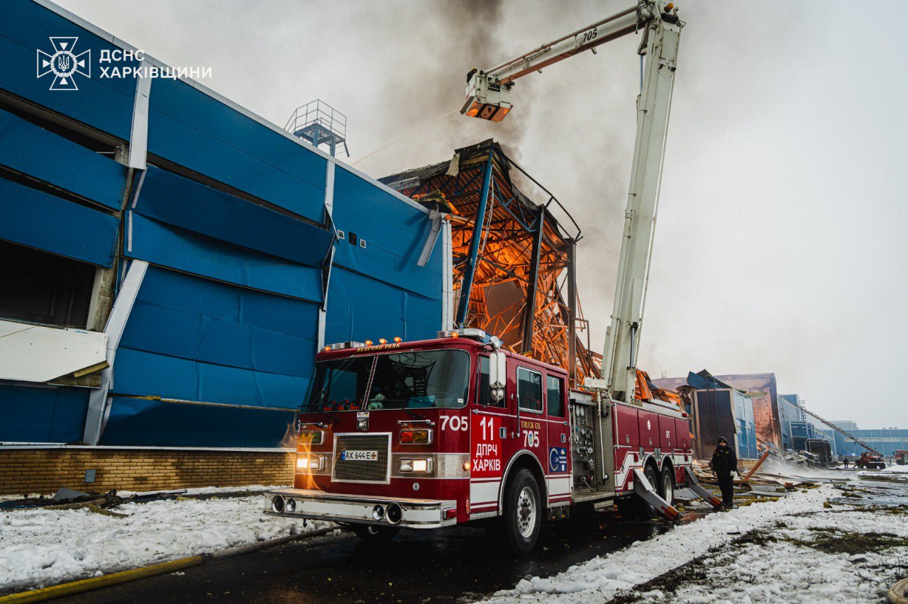 Пожежа на 5000 кв.м. виникла у передмісті Харкова внаслідок обстрілу - фото 5