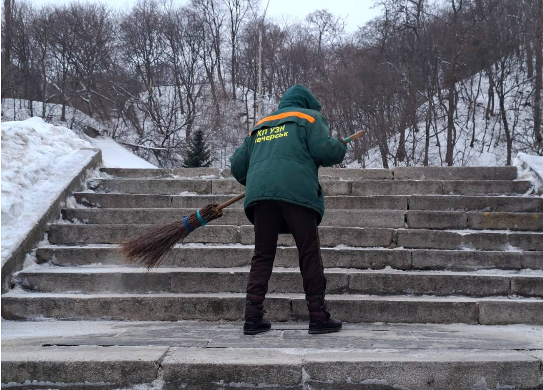 Сніг у Києві: 206 одиниць спецтехніки «Київавтодору» з ночі працюють на вулицях міста