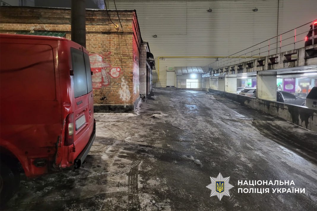 У Черкасах бусик збив бабусю, рухаючись назад