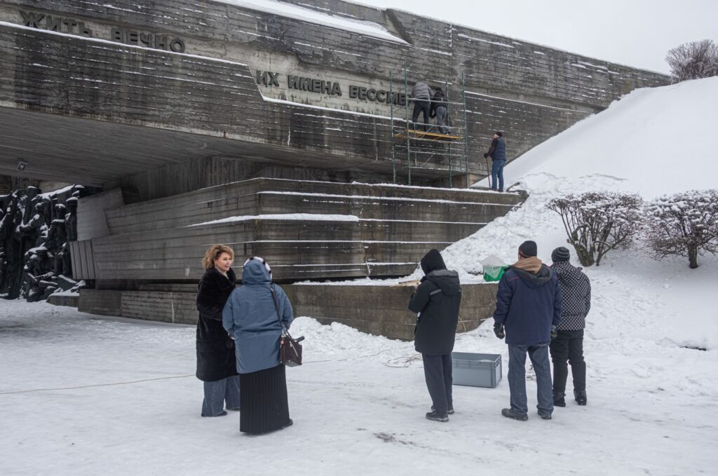 У Музеї війни демонтували російськомовні написи зі скульптурної галереї - фото 2