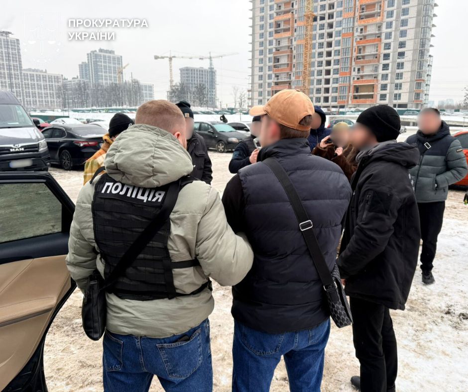 У Києві викрили схему збуту підроблених доларів: фальшивки продавали за пів ціни