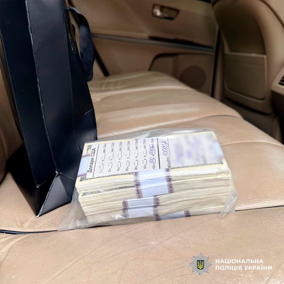 У Києві викрили схему збуту підроблених доларів: фальшивки продавали за пів ціни - фото 2