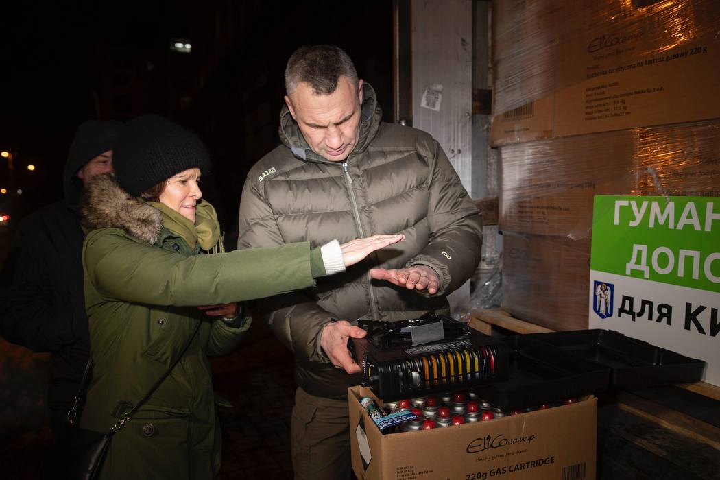 Київ отримав гуманітарну допомогу з Німеччини: 6 тис. газових плит і понад 30 тис. балонів - фото 2