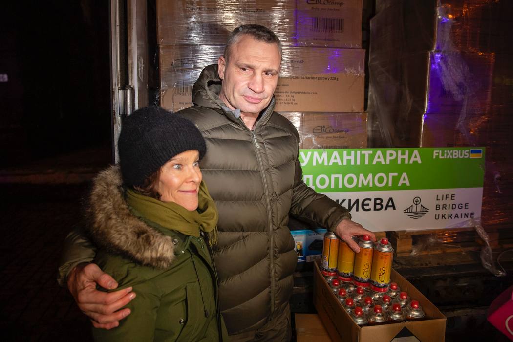 Київ отримав гуманітарну допомогу з Німеччини: 6 тис. газових плит і понад 30 тис. балонів - фото 3