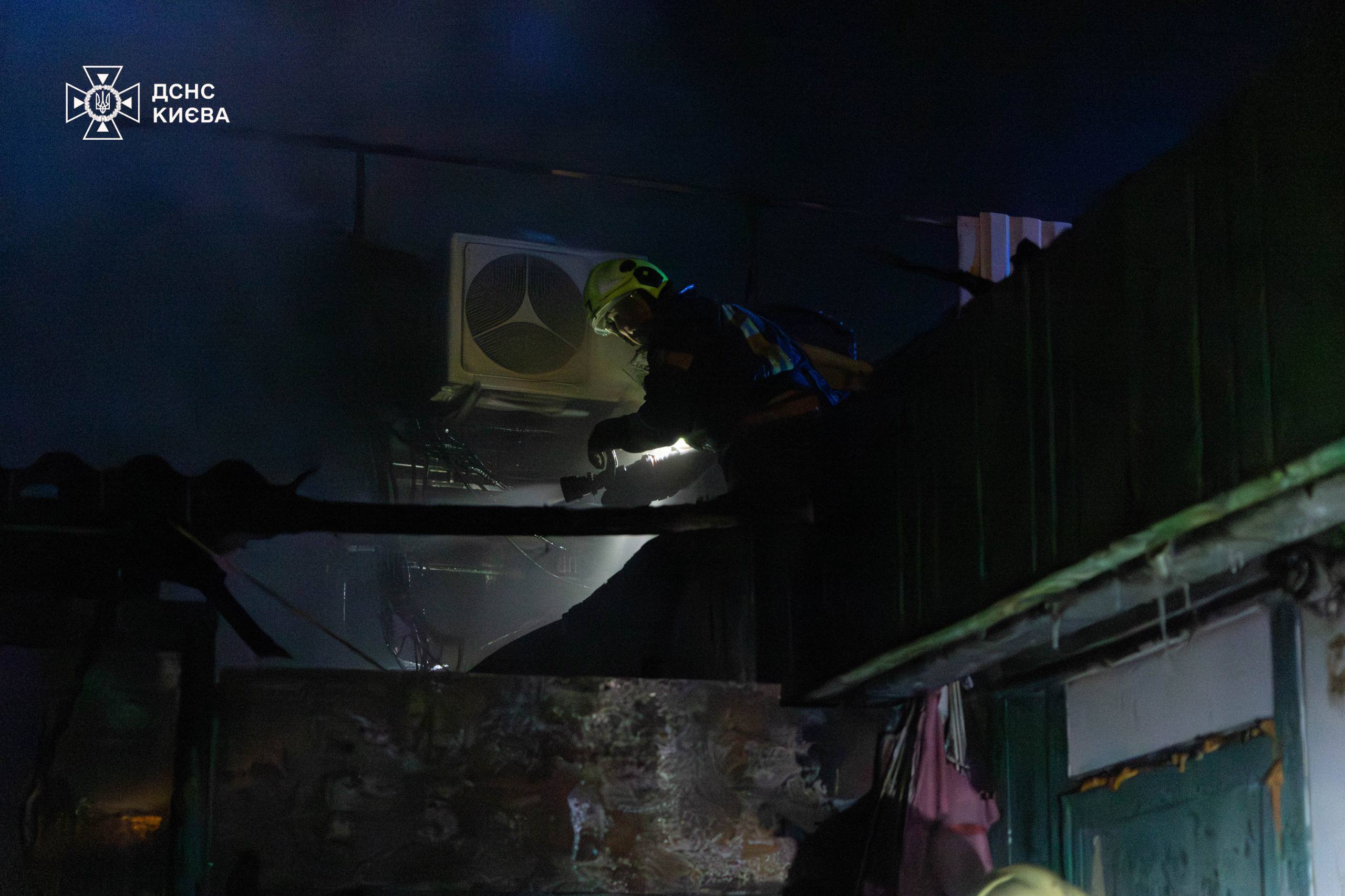 У Києві горів ринок: є постраждалий - фото 2