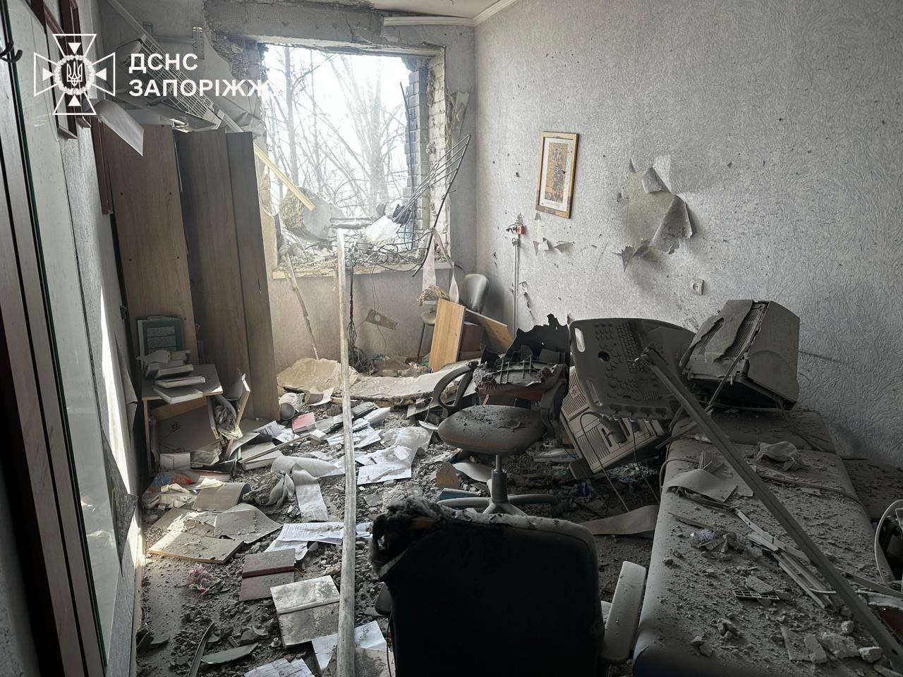 Російські війська вдарили по пологовому будинку в Запоріжжі: постраждали люди - фото 3