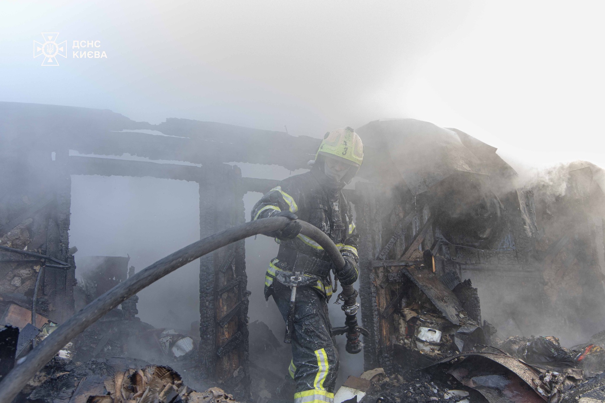 У Києві горів приватний будинок — постраждали дві жінки - фото 2