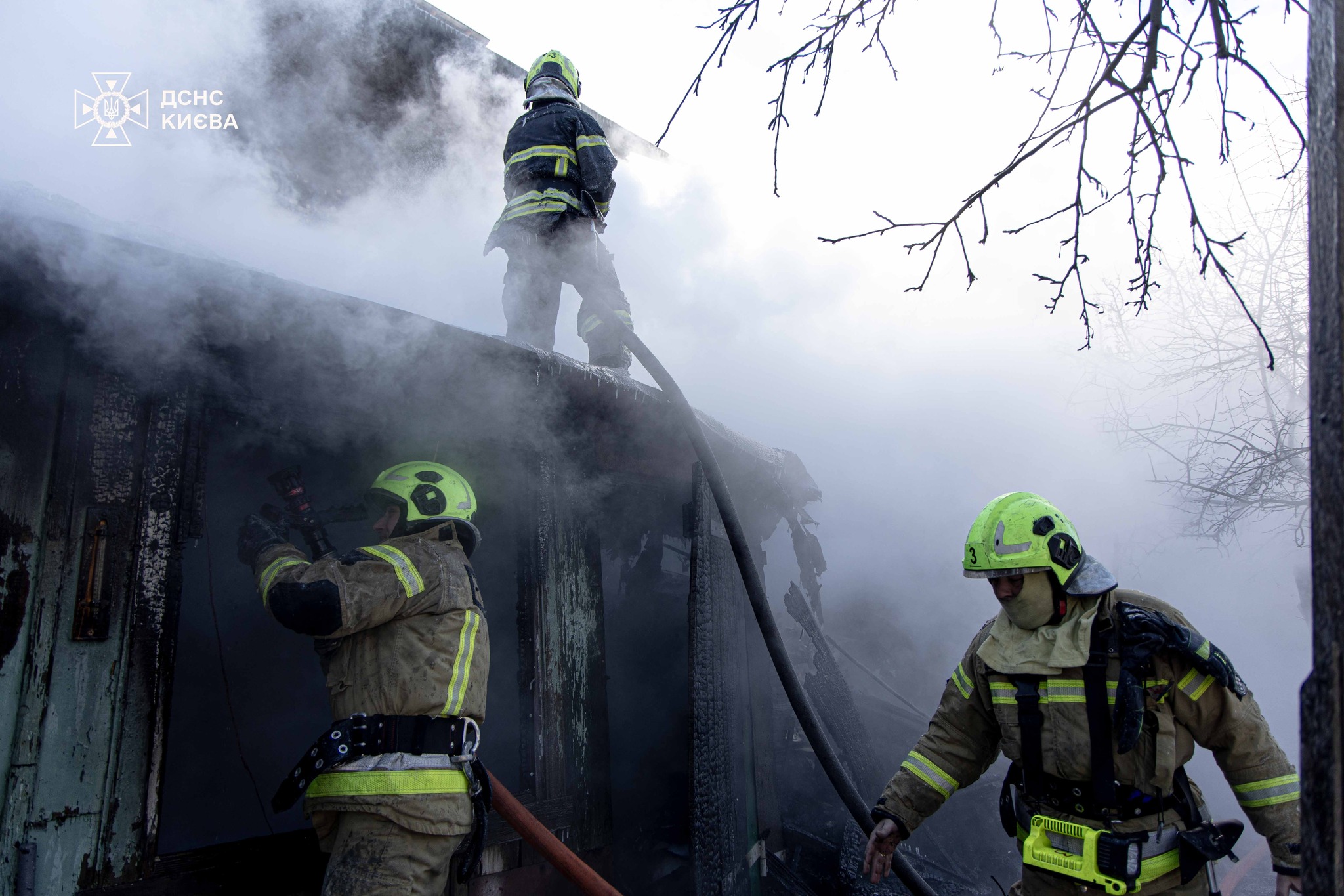 У Києві горів приватний будинок — постраждали дві жінки