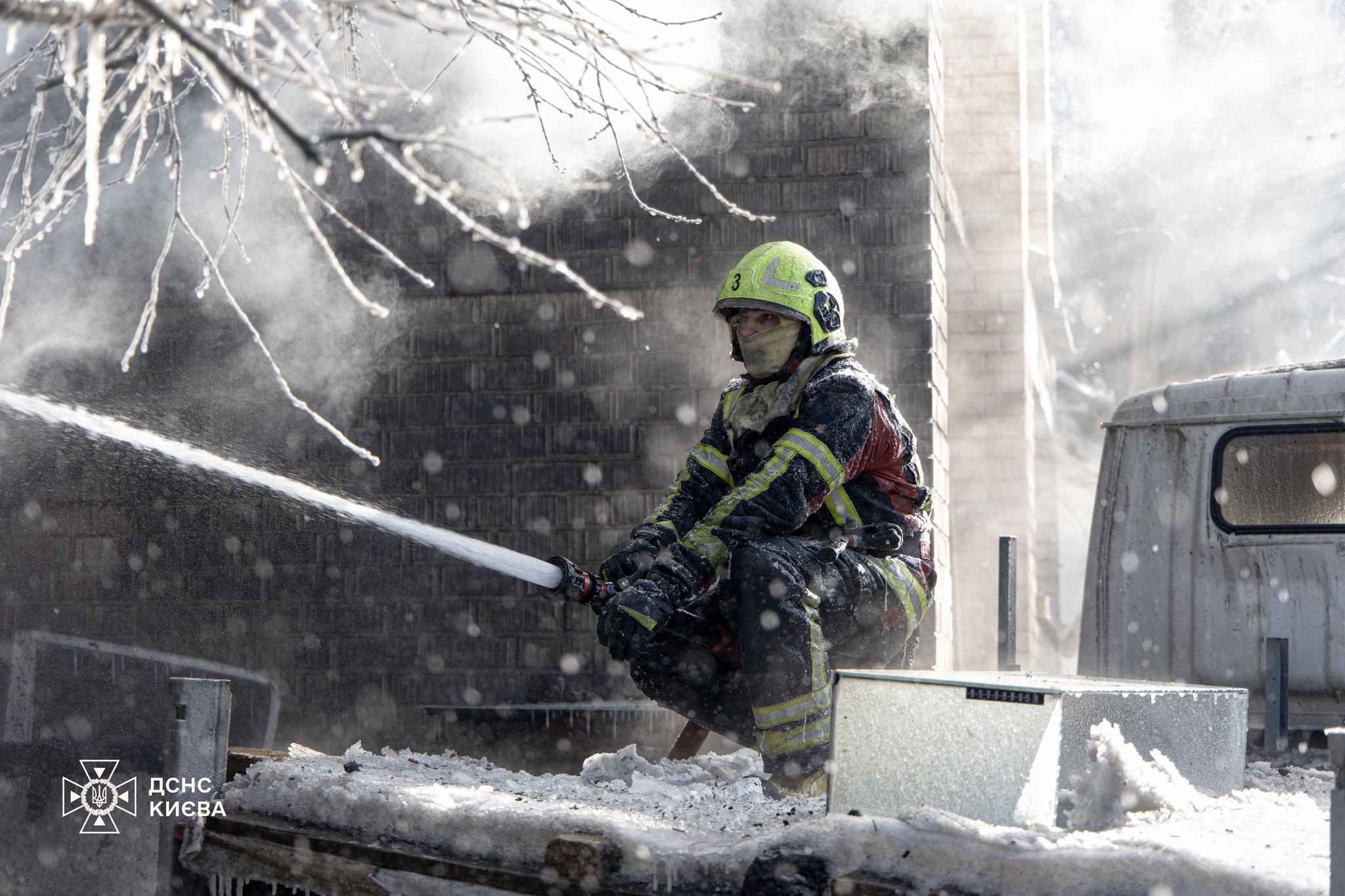 У Києві горів приватний будинок — постраждали дві жінки - фото 3
