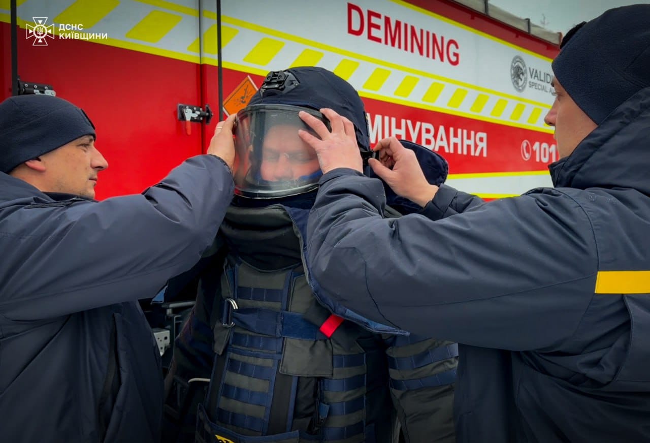 Сапери ДСНС відпрацьовують роботу з роботизованими комплексами і важкими піротехнічними машинами - фото 3