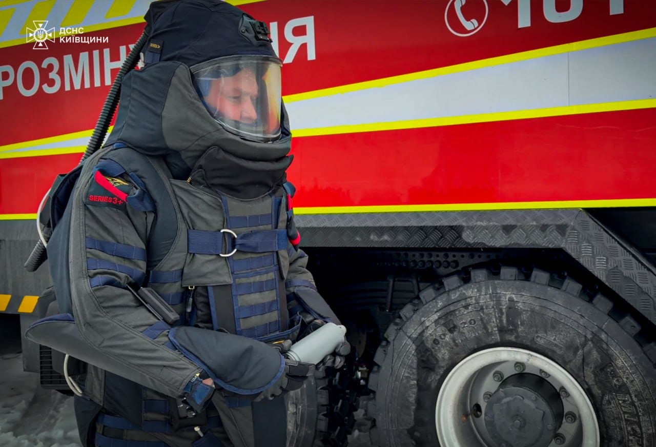Сапери ДСНС відпрацьовують роботу з роботизованими комплексами і важкими піротехнічними машинами - фото 6