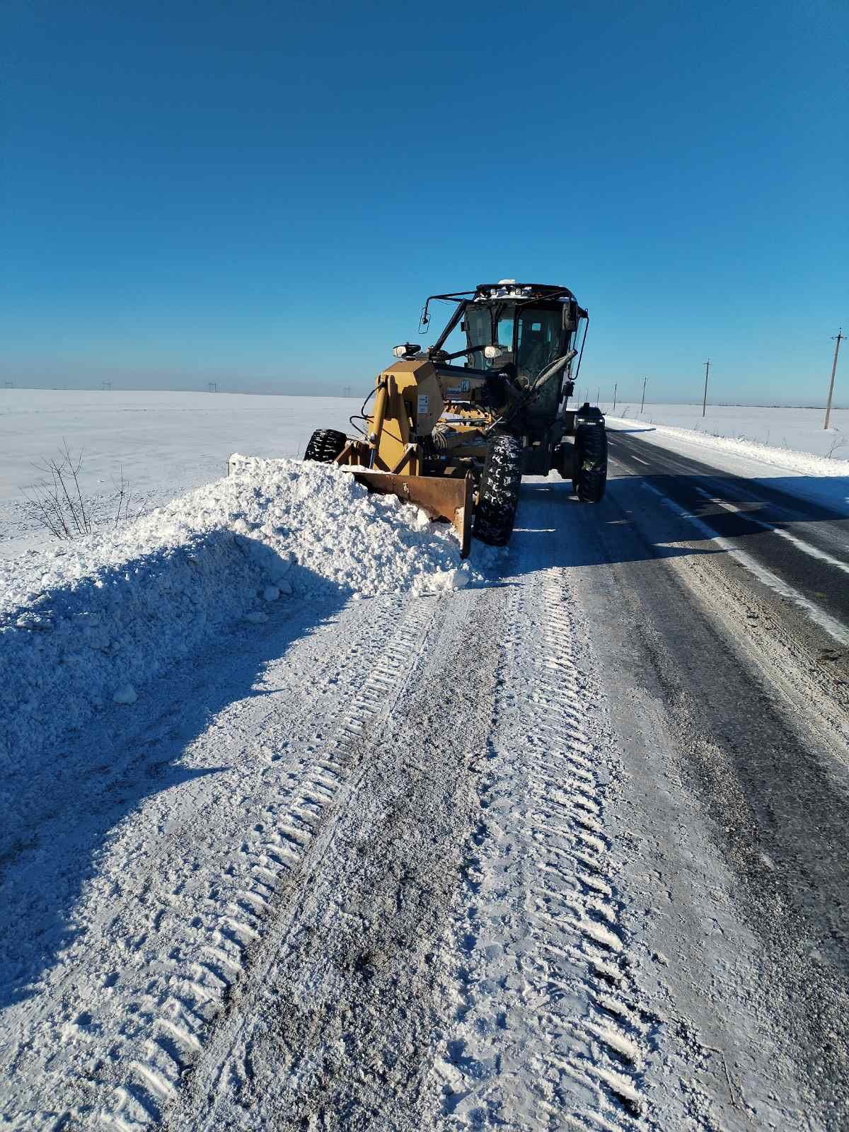 Дорожники чистять водостоки на трасах Вінниччини, готуючись до відлиги