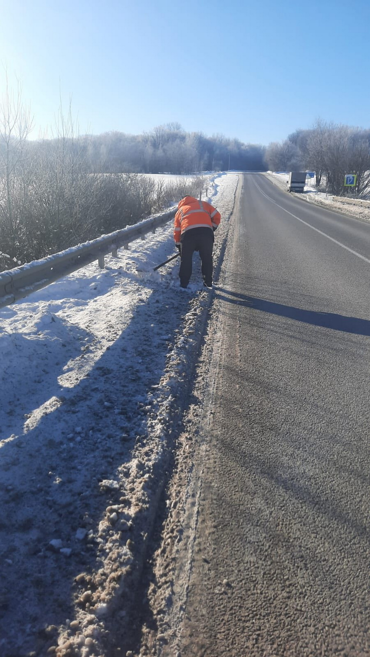Дорожники чистять водостоки на трасах Вінниччини, готуючись до відлиги - фото 2