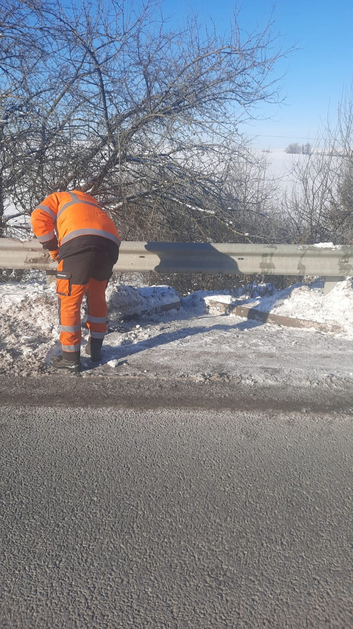 Дорожники чистять водостоки на трасах Вінниччини, готуючись до відлиги - фото 3