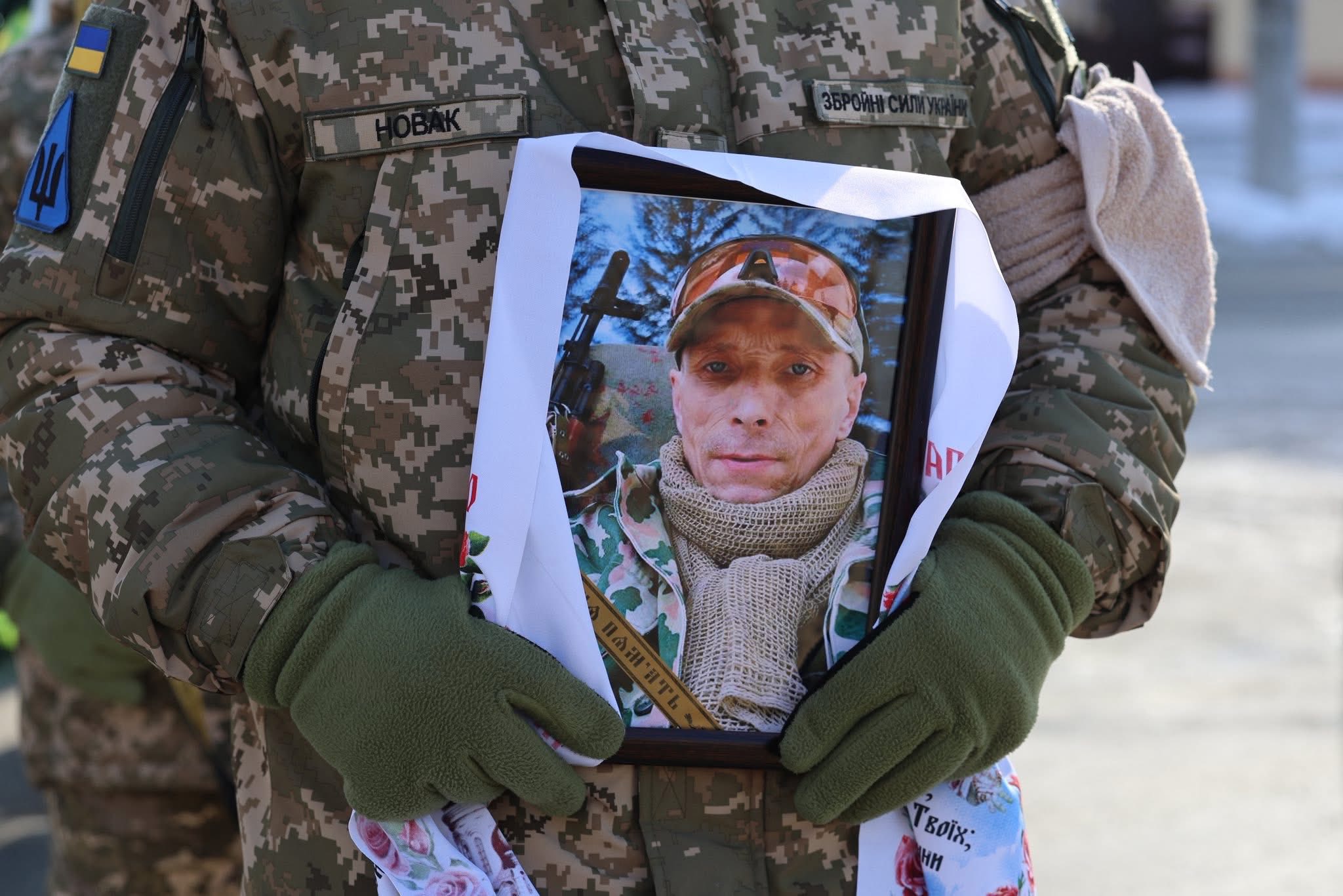 Умань на колінах прощалася із загиблим на війні стрільцем. Фото