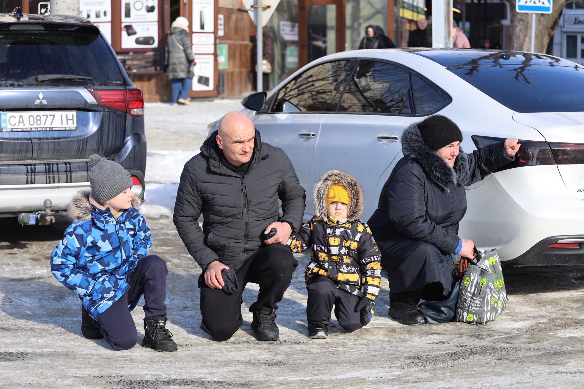 Умань на колінах прощалася із загиблим на війні стрільцем. Фото - фото 2