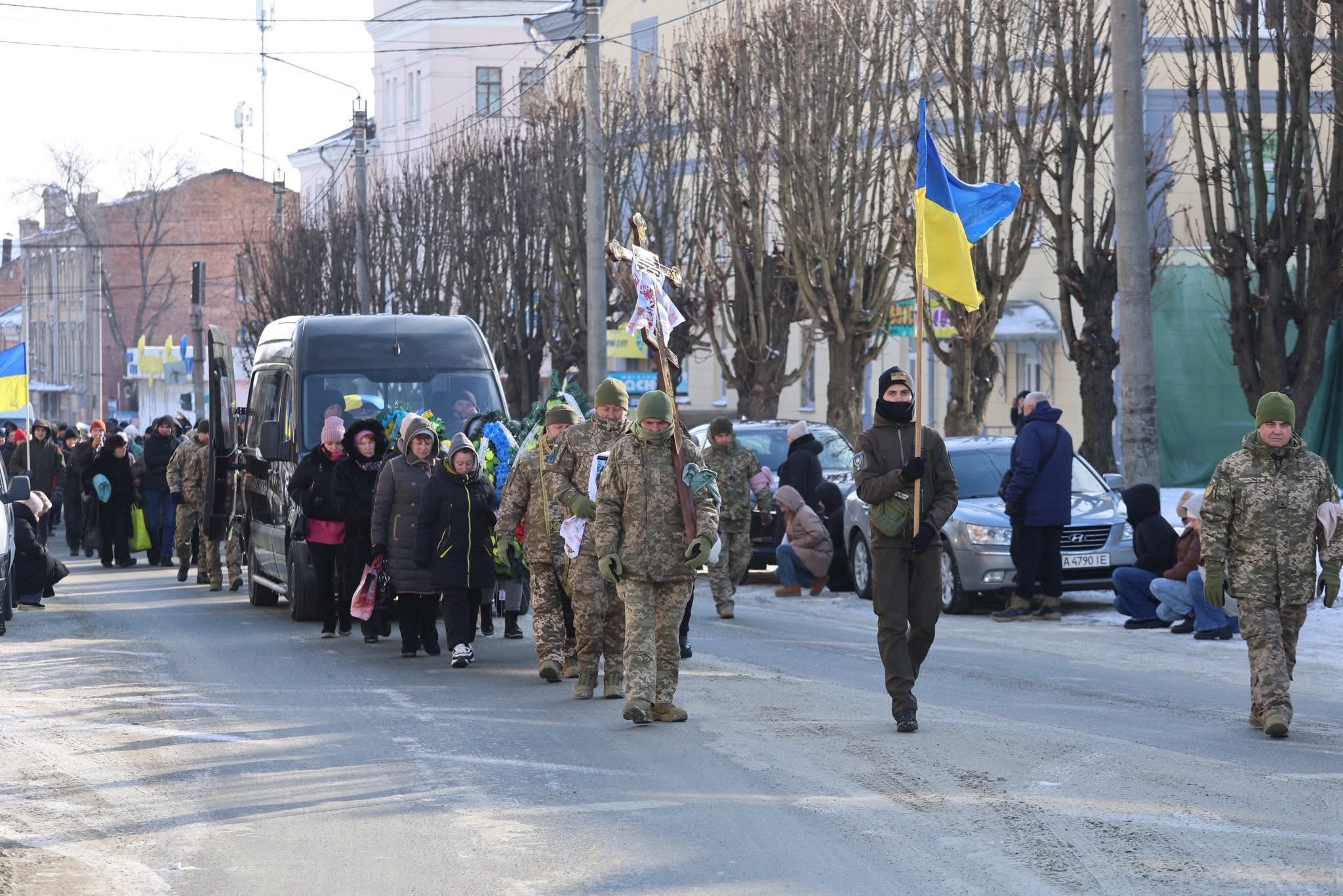 Умань на колінах прощалася із загиблим на війні стрільцем. Фото - фото 5