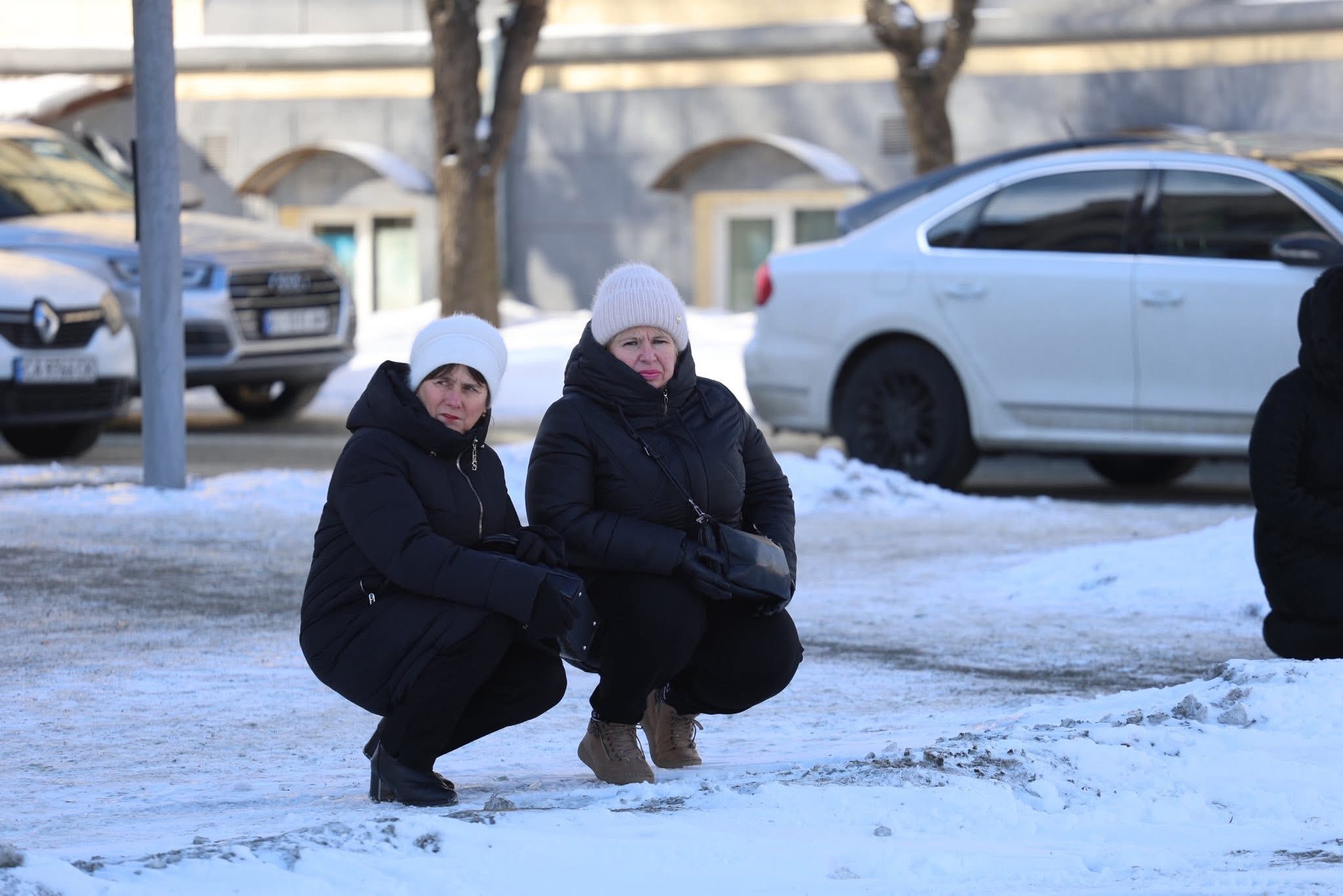 Умань на колінах прощалася із загиблим на війні стрільцем. Фото - фото 6