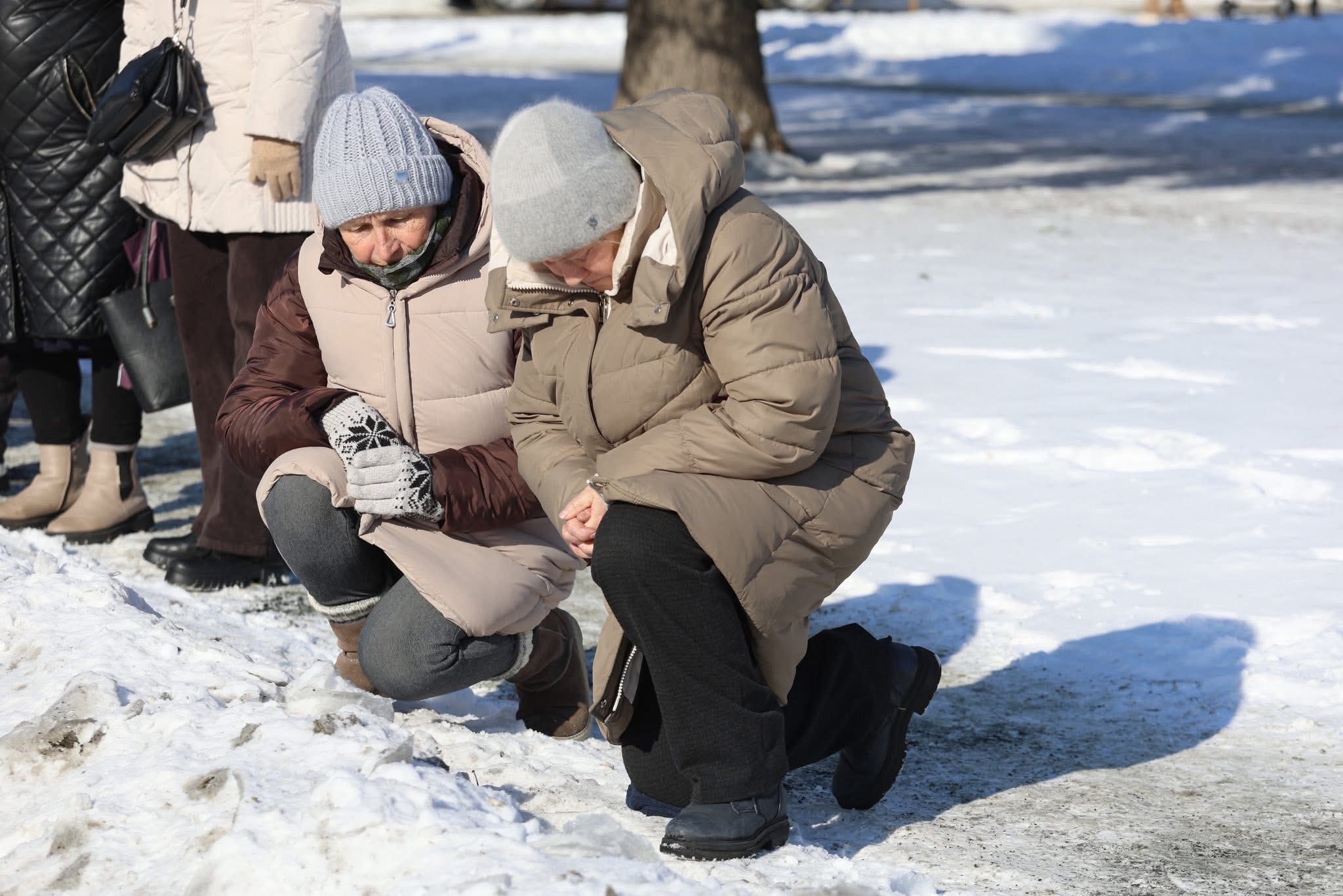 Умань на колінах прощалася із загиблим на війні стрільцем. Фото - фото 8