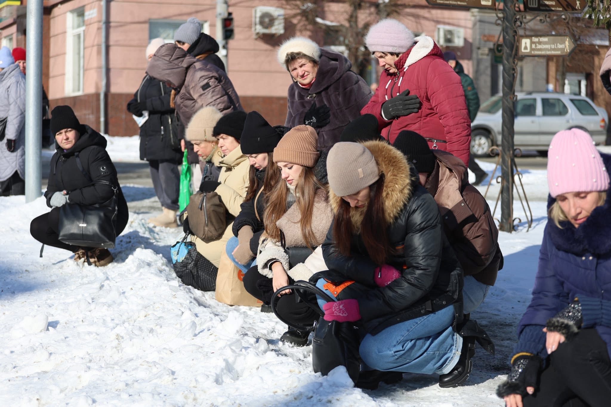 Умань на колінах прощалася із загиблим на війні стрільцем. Фото - фото 9