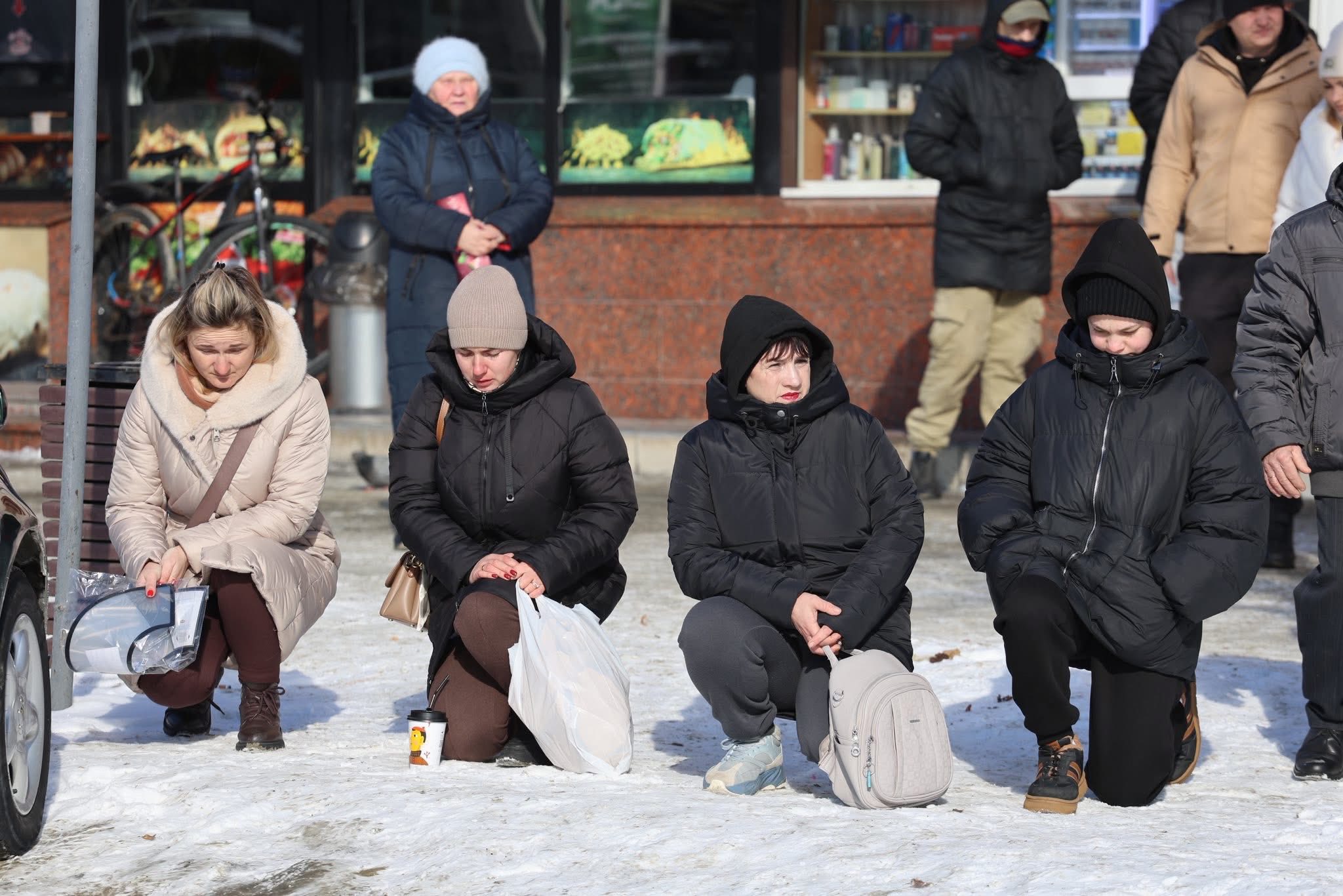Умань на колінах прощалася із загиблим на війні стрільцем. Фото - фото 10