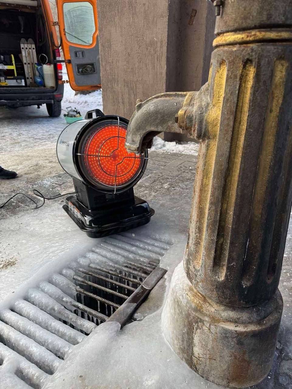 Як у Києві розморожують бювети з водою. ФОТО