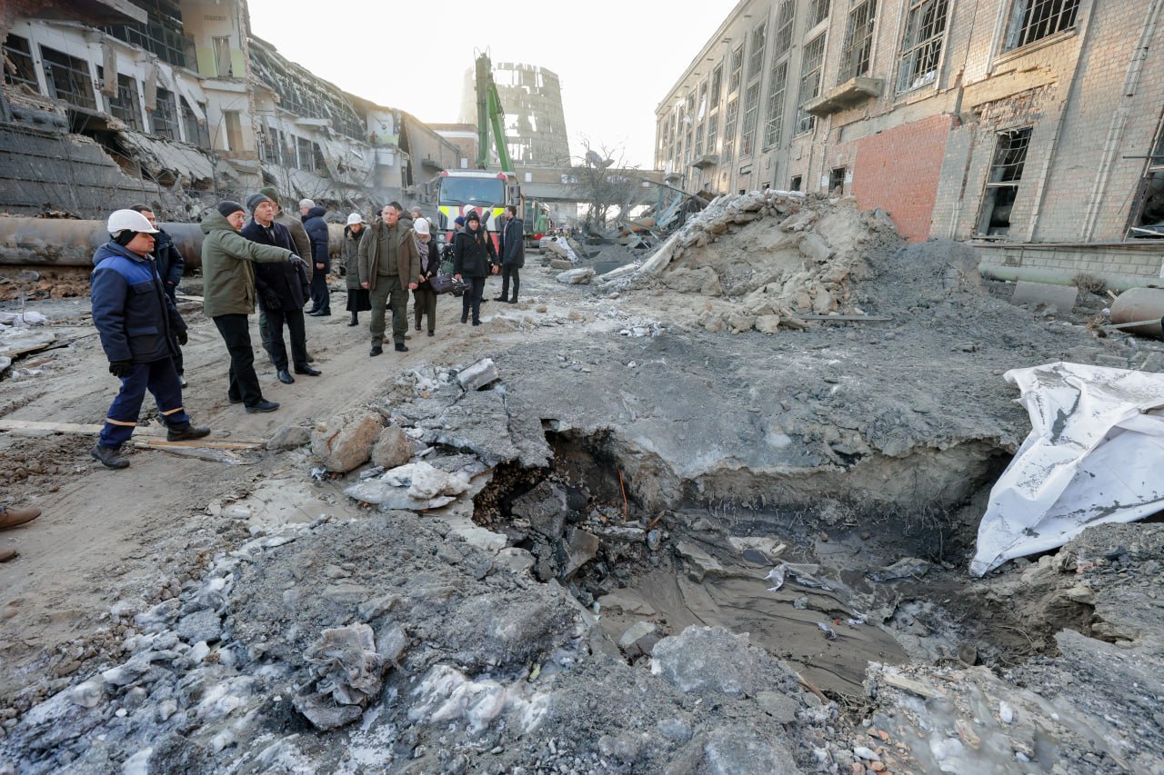 Генсеку НАТО показали одну з київських ТЕЦ, яку атакувала РФ сьогодні - фото 3