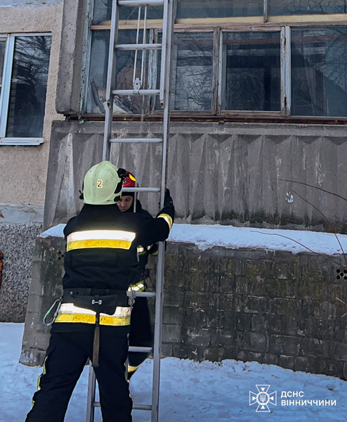 Дворічний малюк зачинив маму на балконі у Вінниці